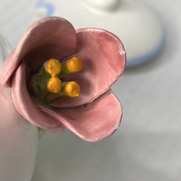 Avon Elegant 3D Tulip Sugar Bowl and Spoon with Lid - Picture 5 of 7